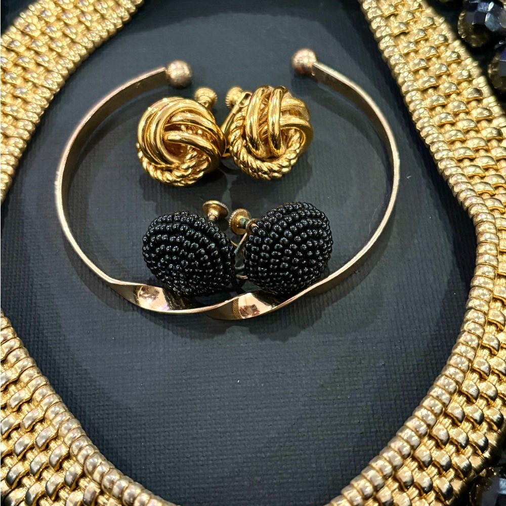 Vintage Jewelry Lot Black & Gold Statement Necklace Earrings Bracelets Chains - Picture 4 of 9